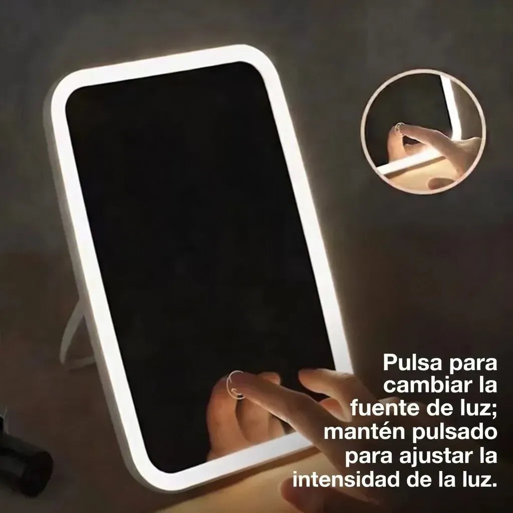 Espejo con luz LED encendido