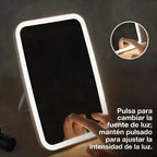Espejo con luz LED encendido