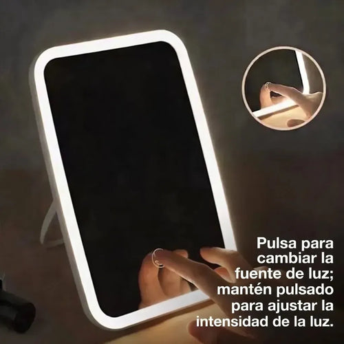 Espejo con luz LED encendido