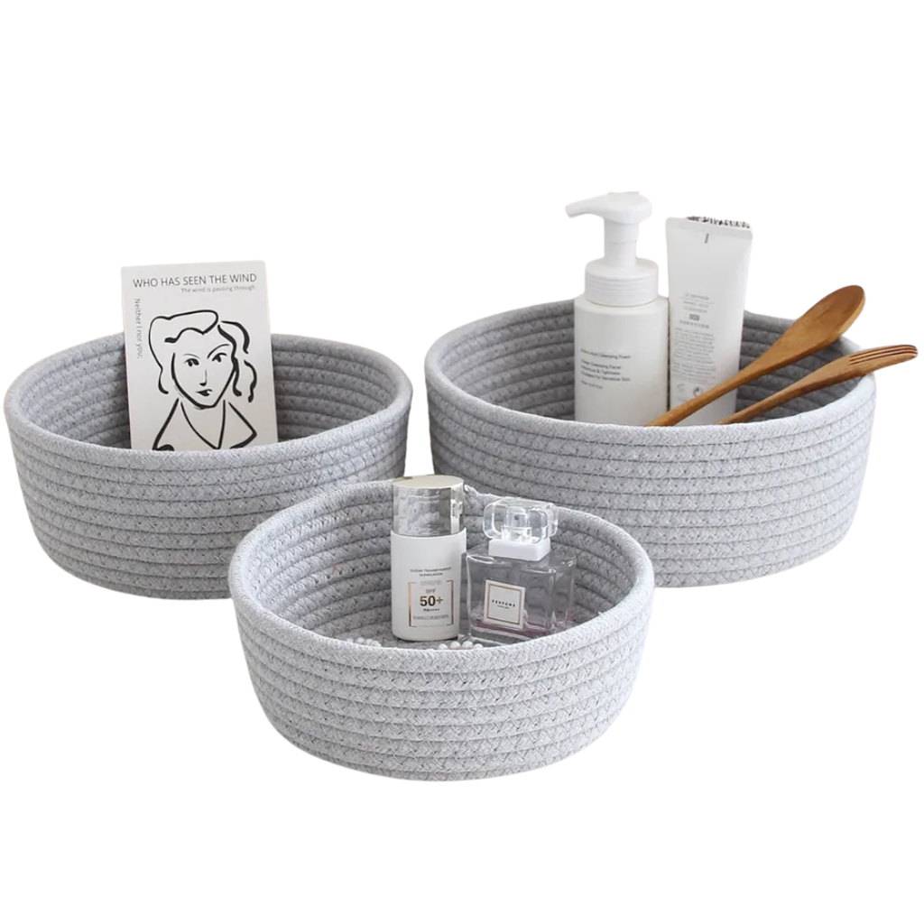 Set de 3 cestos organizadores de soga trenzada gris con productos de baño y utensilios de cocina